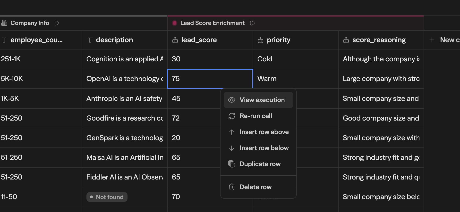 O menu de uma célula lead_score: View execution, Re-run cell, ações de inserir e duplicar linha, e Delete row