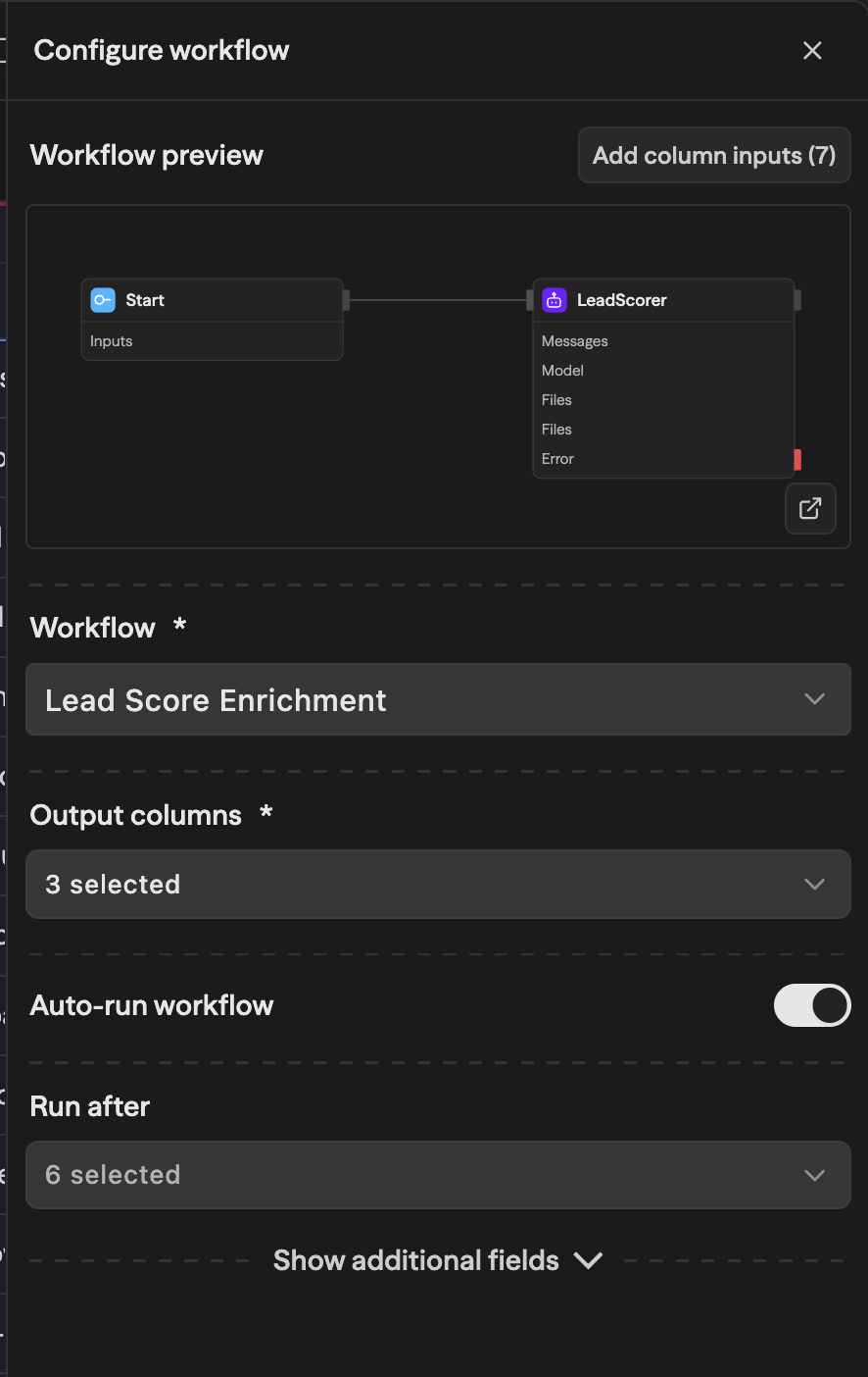 O painel Configure workflow para Lead Score Enrichment: uma prévia do workflow LeadScorer, o seletor de workflow, três colunas de saída selecionadas, Auto-run ligado e seis dependências de Run after